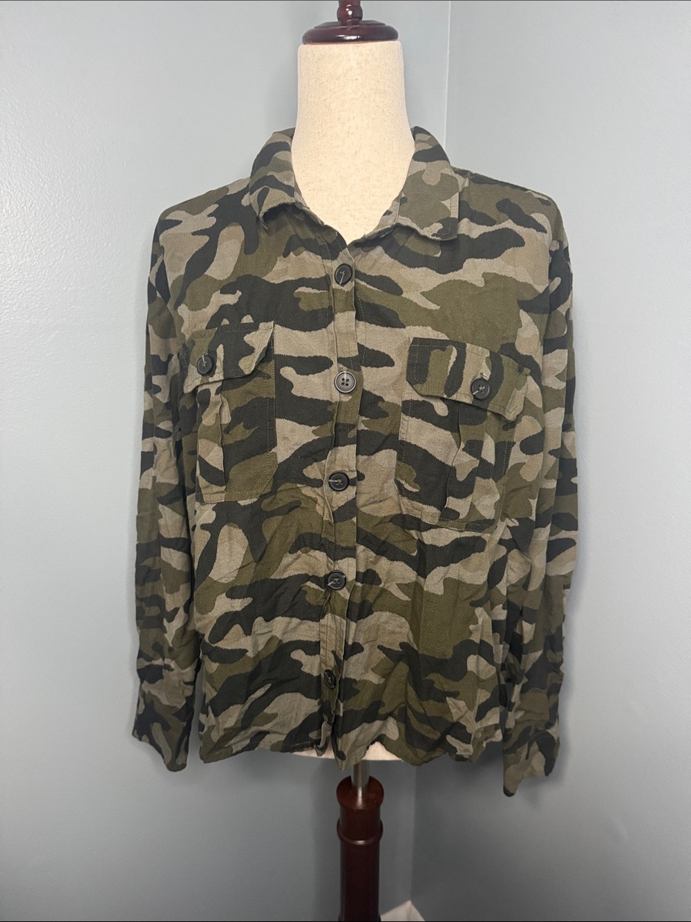 Maurices Womenโs Greeb Camo Button-Down Top Sz L